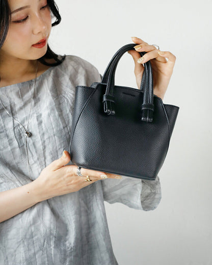 シンプルに程よい個性を 価値ある大人の ベーシック バッグ